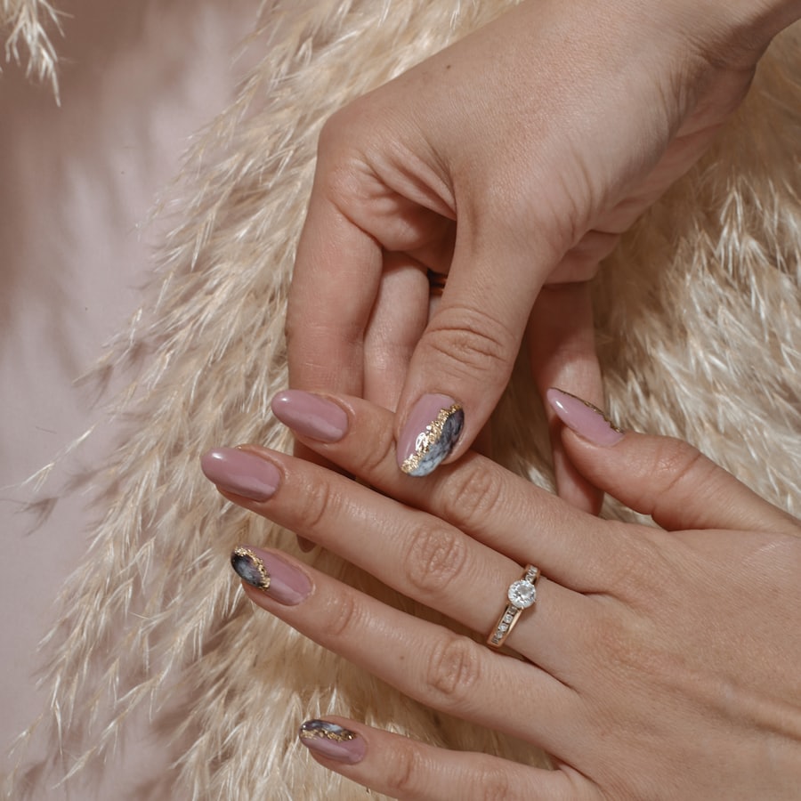 Nail art: Nude & marble gold
